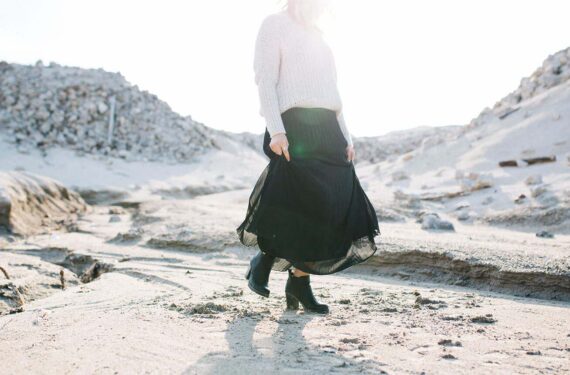 Cách kết hợp những món đồ nữ tính như váy, áo sơ mi với áo khoác và giày boots